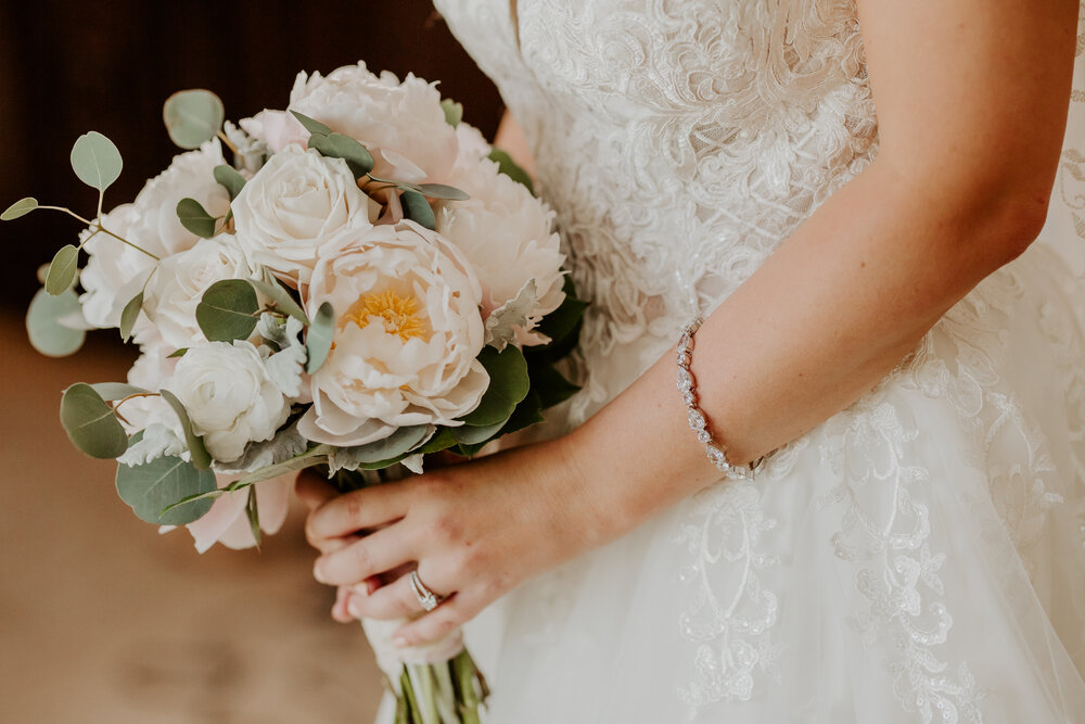 All in the details with Kaitlin &amp;amp; Justin. Desktop Image